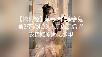 男友就在旁邊,冒死偷拍極品細長腿美女的裙底